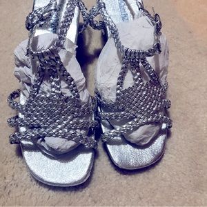 Gently Used KamKasuals silver sandal Sz 7